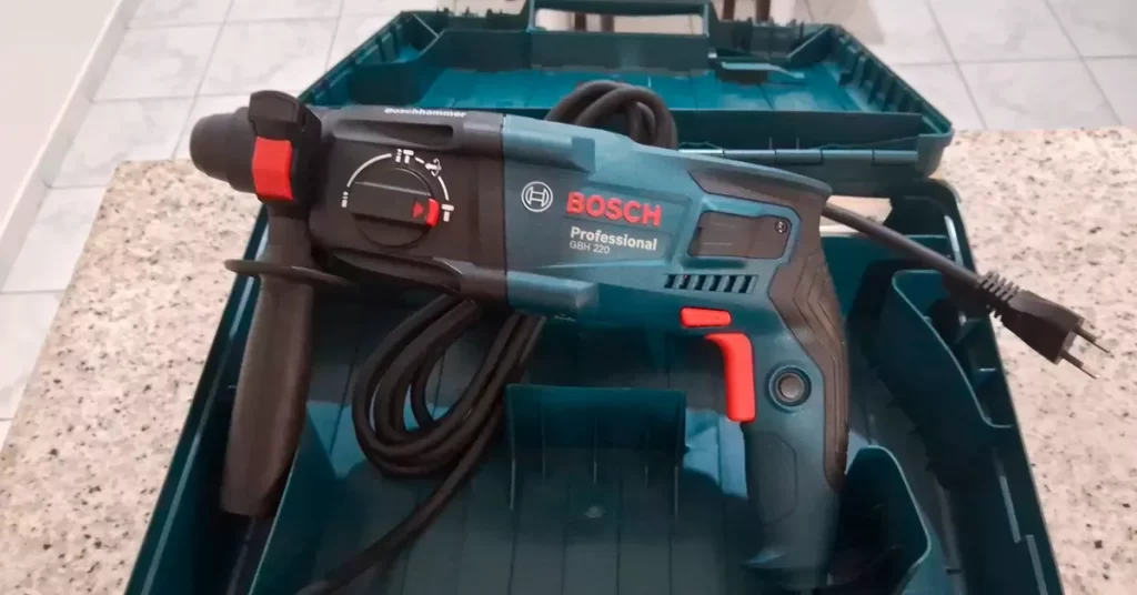 Martelete Bosch GBH 220 é bom? Perfurou metal, madeira e concreto facilmente